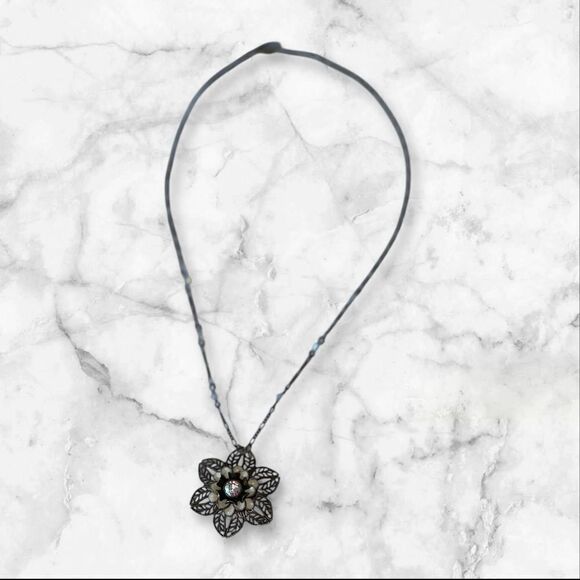 Liz Palacios SF Crystal and Enamel Flower Antiqued Brass Necklace Size 18” - Picture 4 of 10